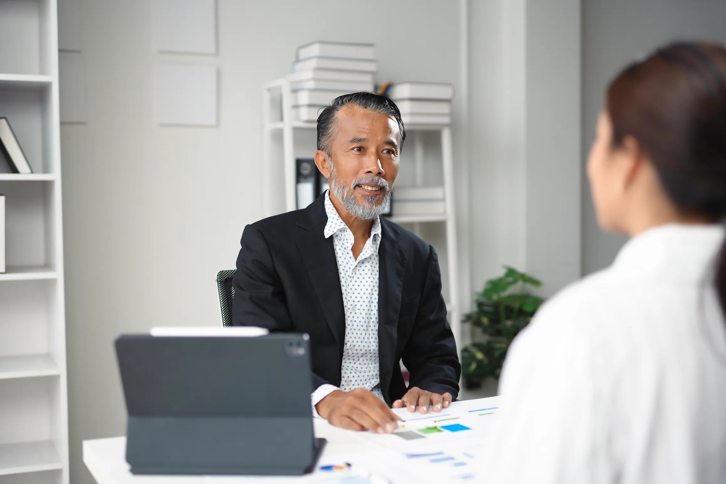 Senior Asian Manager Pointing At Documents And Exp 2025 03 10 01 25 38 Utc.webp - Contabilidade em São Paulo -SP | Synergy Contabilidade Inteligente